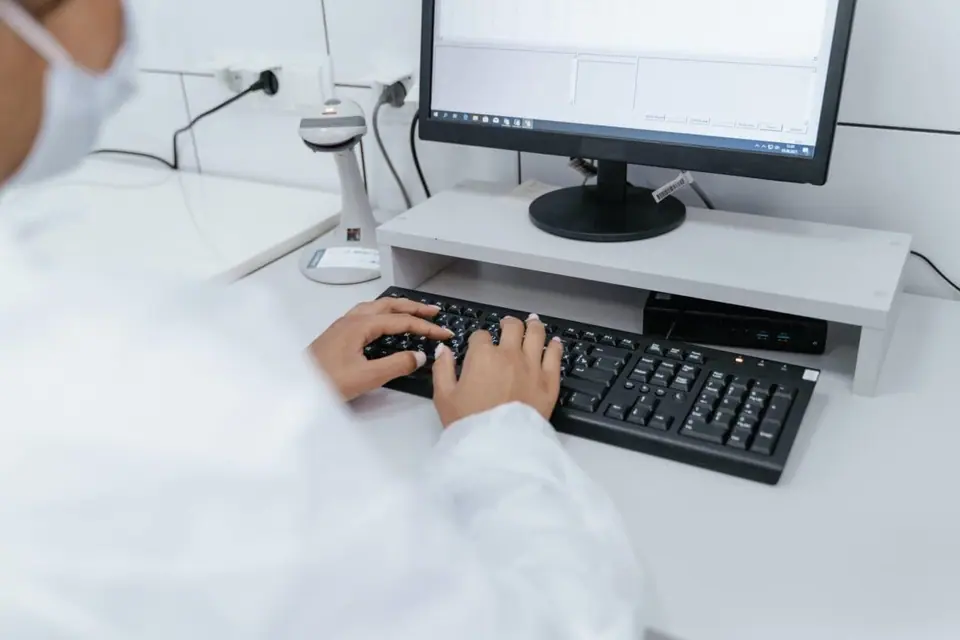 Digitale Innovation - IT im Gesundheitsektor. Mitarbeiterin am PC.