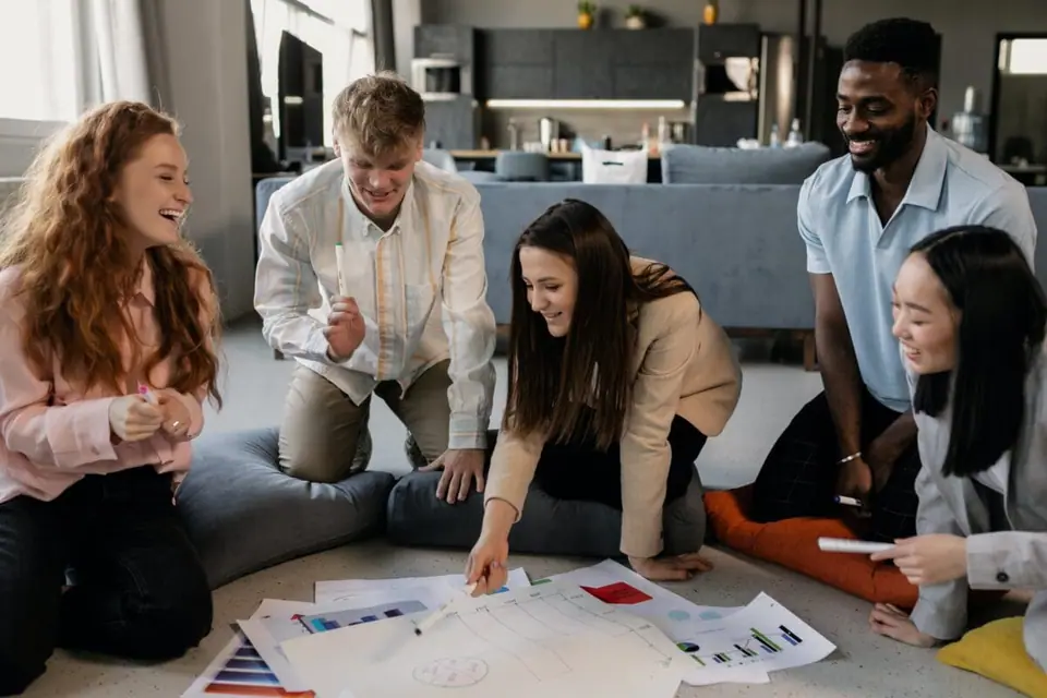 Teambesprechung zum Thema Omnichannel Marketing.
